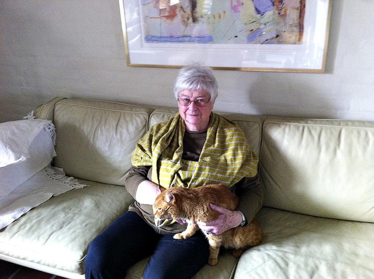 hjemmeværksted. Cecil Bødker har i 40 år sendt en strøm af litteratur ud fra hjemmet i Hedensted. Privatfoto 