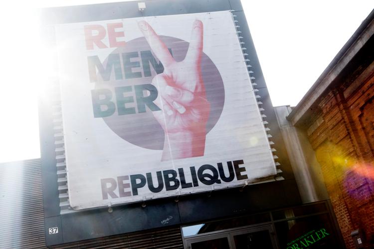 TÆPPEFALD. Det lukningstruede teater Republique åbnede fredag for en underskrifts- indsamling for at bevare teatret. Indtil nu har 1.200 mennesker skrevet under. Kritikken af Københavns Teater vokser. 