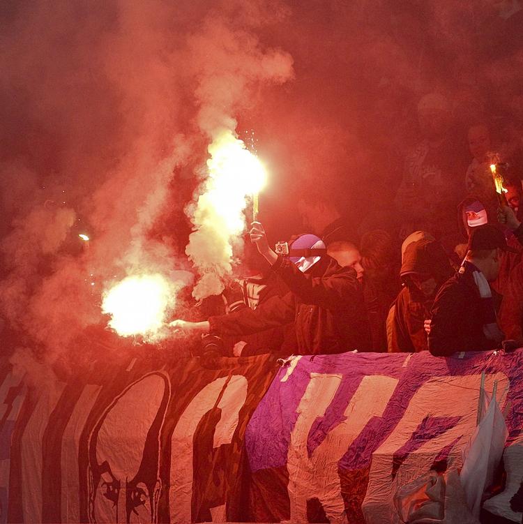 Kaos. Opgøret mellem AaB og FC København 4. marts måtte udsættes og afbrydes flere gangepga. uroligheder på tilskuerpladserne. 