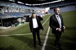 Baneløbere. Justitsminister Morten Bødskov (th) og fodboldklubben Brøndbys direktør, Jan Lockhart, er enige om, at der skal sættes hårdere ind over for voldelige fodboldbøller. 