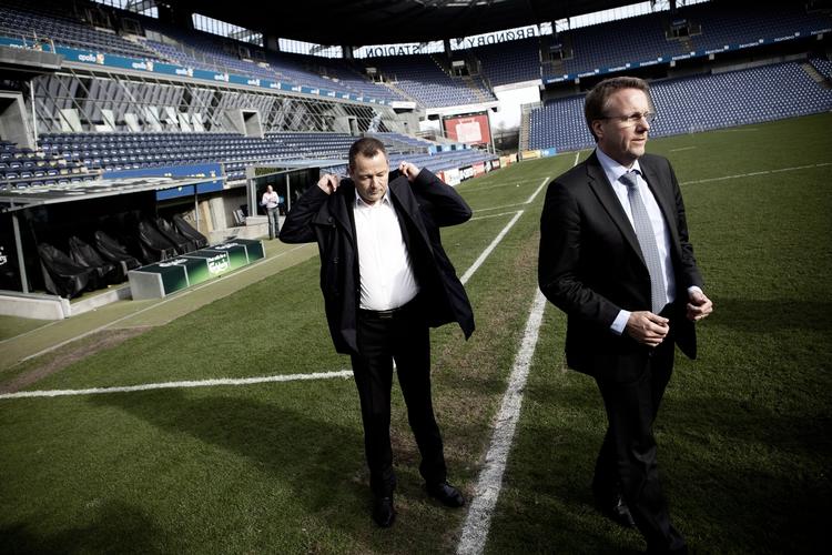 Baneløbere. Justitsminister Morten Bødskov (th) og fodboldklubben Brøndbys direktør, Jan Lockhart, er enige om, at der skal sættes hårdere ind over for voldelige fodboldbøller. 