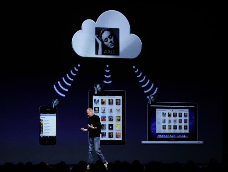 klager. Sådan tog det sig ud, da daværende Applechef  Steve Jobs lancerede iCloud i San Francisco i juni sidste år. Apple fortæller bare ikke de danske forbrugere, at funktionen ikke virker til musik i Danmark. 