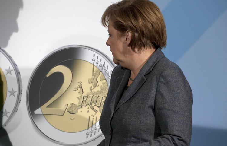 Nej! Angela Merkel har den, men danskerne vil ikke have med den at gøre: Modstanden mod euroen er stadig stor i Danmark, skønt den er skrumpet en smule. 