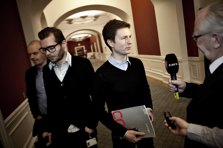 politik. Politisk ordfører Jesper Petersen ankommer til gruppemøde hos SF. 
