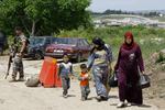 GRÆNSESTRID. Syriske kvinder og børn flygter ind over grænsen til Libanon under oprøret mod al-Assads styre. 