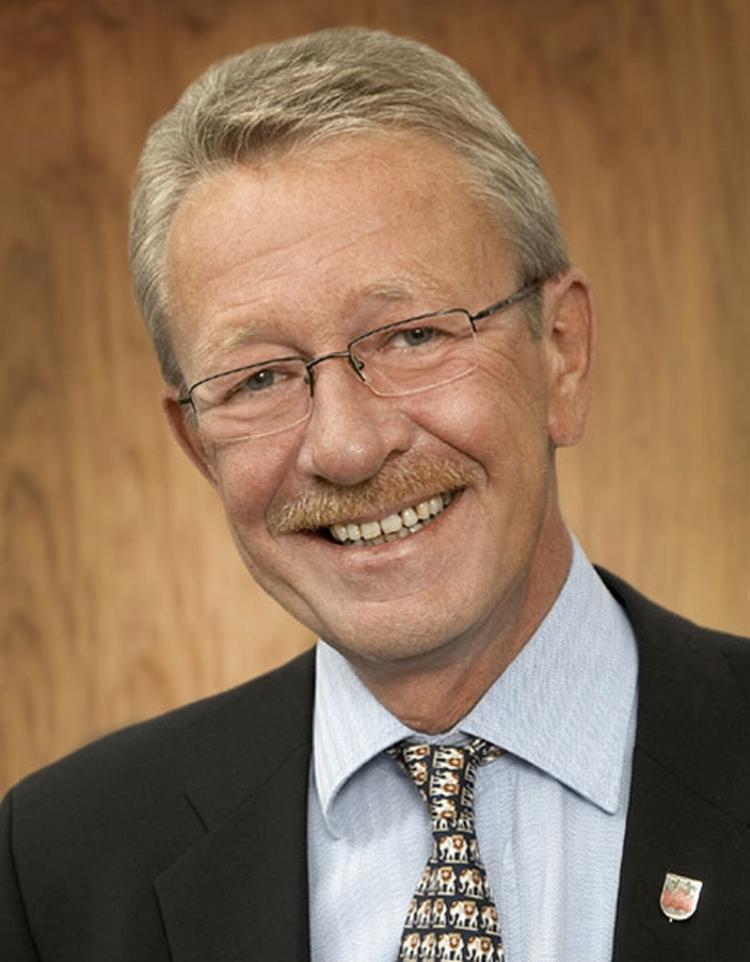 brud. Milton Graff Pedersen fik 1.685 personlige stemmer ved kommunalvalget i 2009. Nu siger han farvel til Socialdemokraterne og bliver løsgænger. 