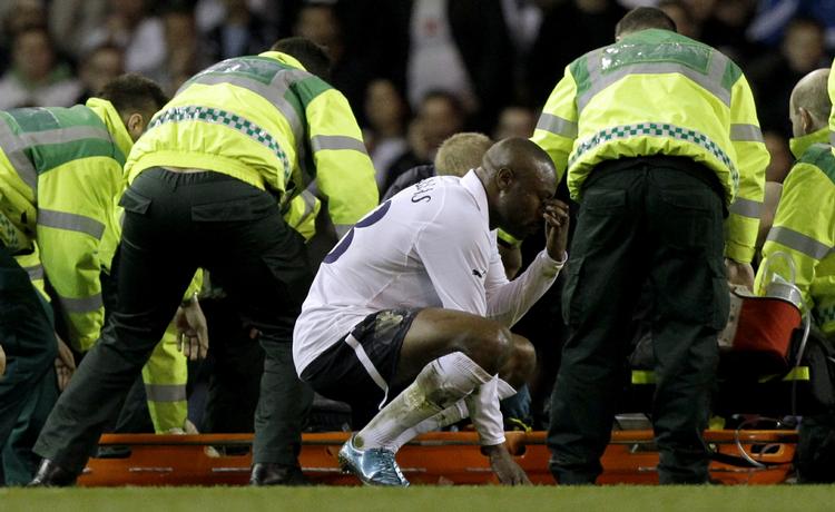 Hjertestop. Fodboldengland gik i stå, da Bolton-spilleren Fabrice Muamba faldt livløs om på banen under en FA Cup-kamp. En række hånlige kommentater om episoden sender nu en 21-årig mand i 56 dage i fængsel. 