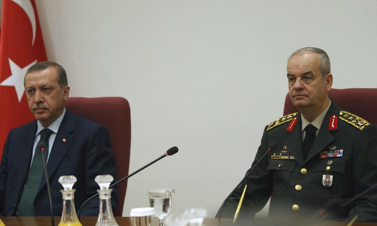 FARCE. Den tidligere militærchef, Ilker Basbug, i Tyrkiet er anklaget for at stå bag kupplaner mod Erdogan-regeringen. 