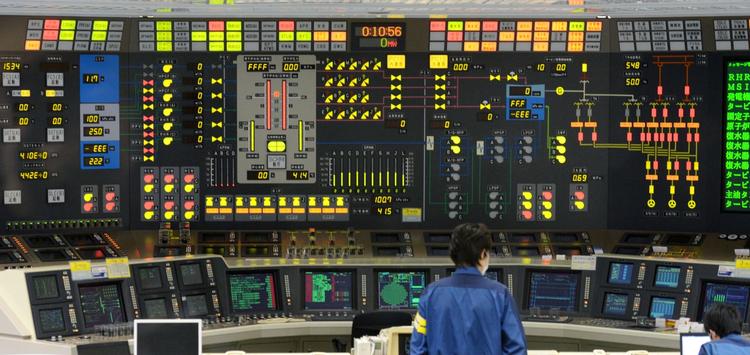 Lukket. I går slukkede Japan for sin næstsidste fungerende atomreaktor. Her ses en arbejder i reaktorens kontrolrum, lige efter den er blevet lukket ned. 