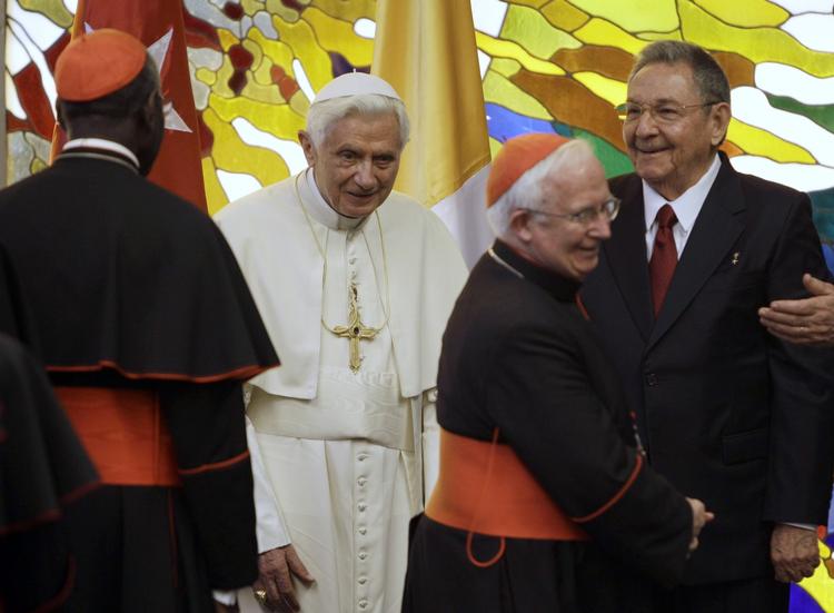 Cuba's Præsident Raul Castro (th.), og Pave Benedict XVI sammen med et hold kardinaler i hovedstaden Havana. 