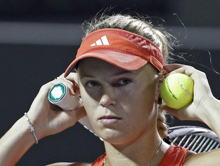 Koncentreret. Caroline Wozniacki fik ros for sine server i sejren over Serena Williams. 