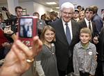 Kosteligt. Børnene her betalte ikke for billedet med Newt Gingrich, som blev taget i november. Nu forlanger kandidaten penge for den slags fotos. 