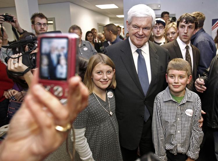 Kosteligt. Børnene her betalte ikke for billedet med Newt Gingrich, som blev taget i november. Nu forlanger kandidaten penge for den slags fotos. 