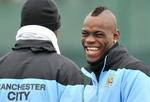 Joker. Mario Balotelli er en fremragende fodboldspiller, men alt for ofte kommer han i fokus for ting, der intet har med fodbold at gøre. 