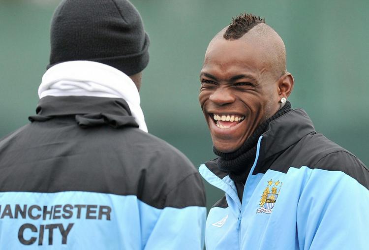 Joker. Mario Balotelli er en fremragende fodboldspiller, men alt for ofte kommer han i fokus for ting, der intet har med fodbold at gøre. 