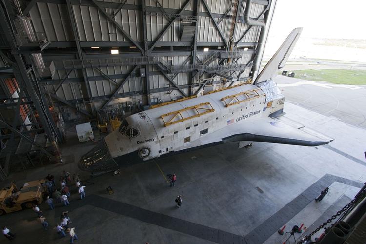 Finale. 17. april forlader rumfærgen Discovery Kennedy Space Center, hvorfra USA's rum-missioner er sendt af sted. 