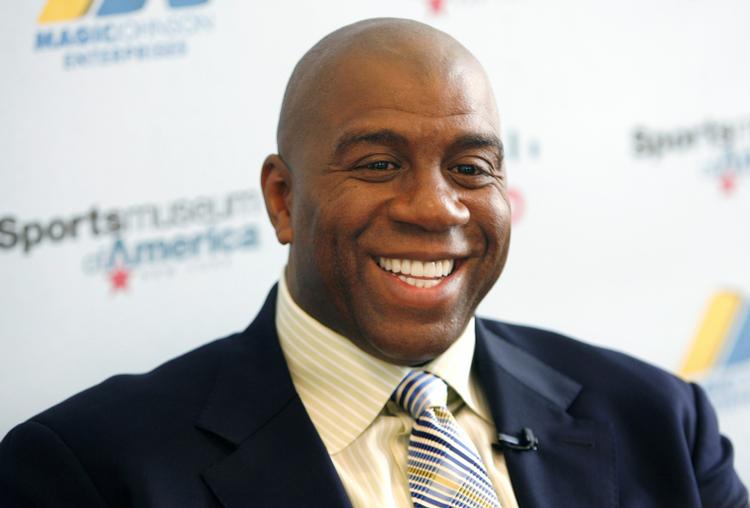 Magic. Johnson er blevet 52 år. Den 2,06 meter høje point guard vandt fem gange NBA-titlen og var efterfølgende medejer af Los Angeles Lakers, som han spillede for i 1979-1991 samt en halv comeback-sæson i 1996. 