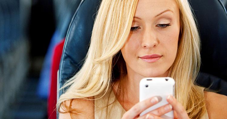 SLUK. Fremover kan flypassagerer, der gentagne gange nægter at slukke mobilen få store bøder. 