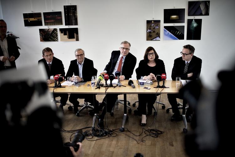 opbakning. Formanden for Dong, Fritz Schur, (i midten) var sekunderet af advokater, da han på et pressemøde skulle forklare, hvorfor Anders Eldrup blev fyret. 
