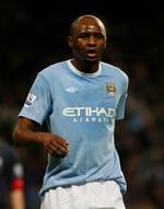 dommertække. Manchester Citys Patrick Vieira mener, at dommerne hjælper Manchester United unødigt meget. 