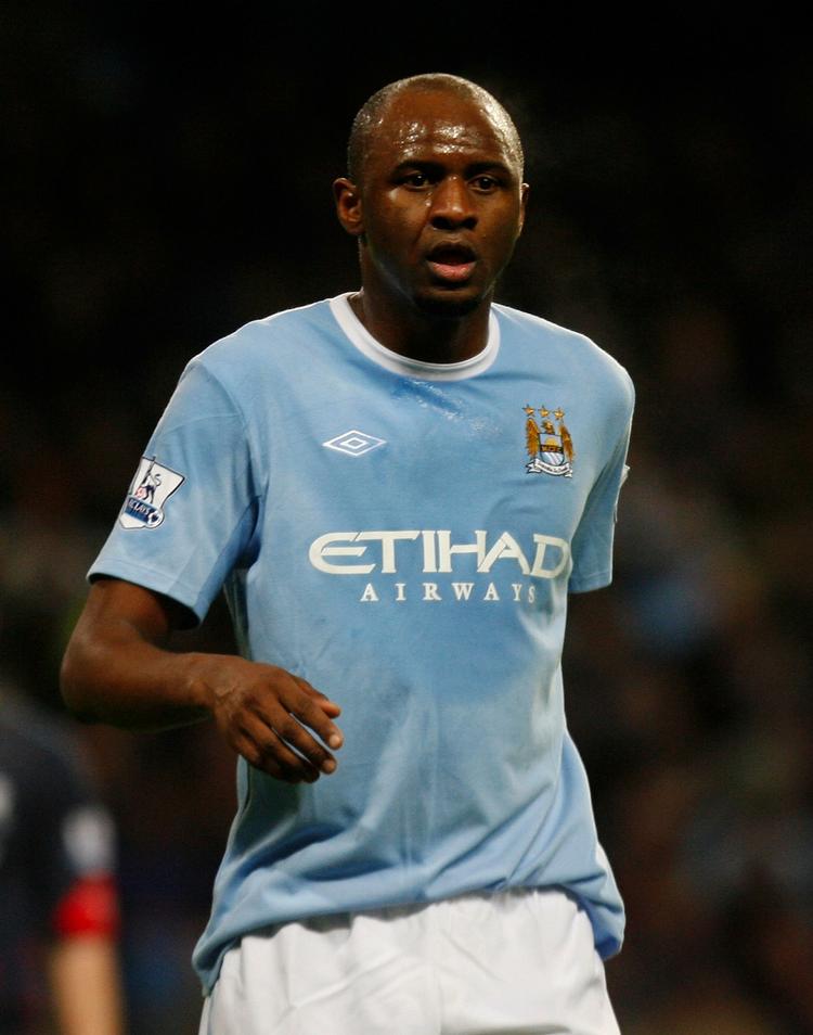 dommertække. Manchester Citys Patrick Vieira mener, at dommerne hjælper Manchester United unødigt meget. 