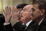 matchfixing. Fifa-præsident Sepp Blatter (midt) bremsede en hotline mod aftalt spil for at udvide ordningen til intern korruption i Fifa. 