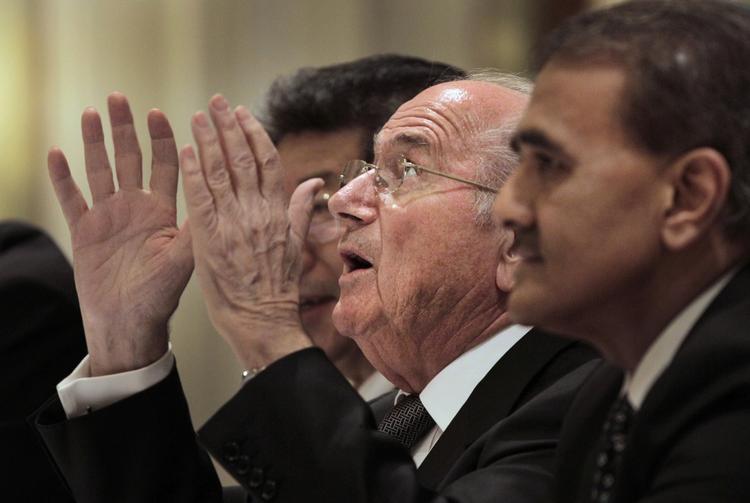 matchfixing. Fifa-præsident Sepp Blatter (midt) bremsede en hotline mod aftalt spil for at udvide ordningen til intern korruption i Fifa. 