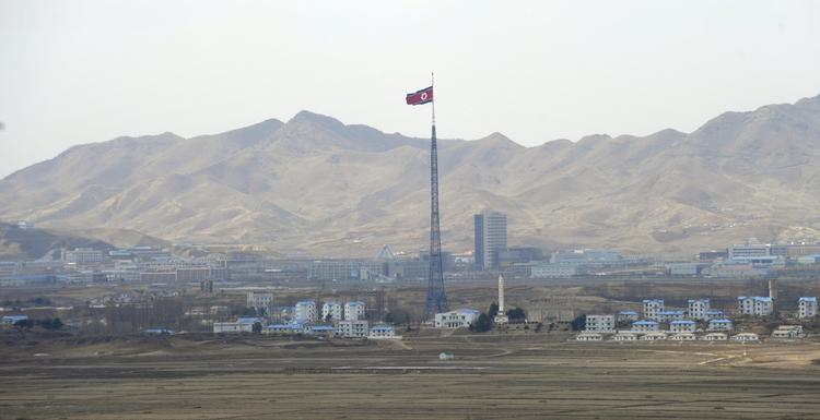 Nordkorea.  USA og andre lande er overbeviste om, at Nordkorea tester en langtrækkende raket, der kan fremføre atomvåben. 