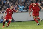 krigeren. Bayern Münchens Franck Ribery (tv) jubler over Mario Gomez' scoring. 