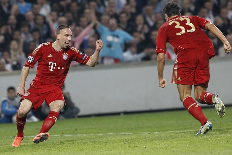 krigeren. Bayern Münchens Franck Ribery (tv) jubler over Mario Gomez' scoring. 