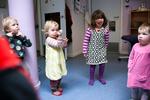 Træning. I Absalons Have på Vesterbro i København synger og danser  børnene hver morgen, mens der bruges fagter. Morgensamlingen er en del  af institutionens sprogstrategi. 