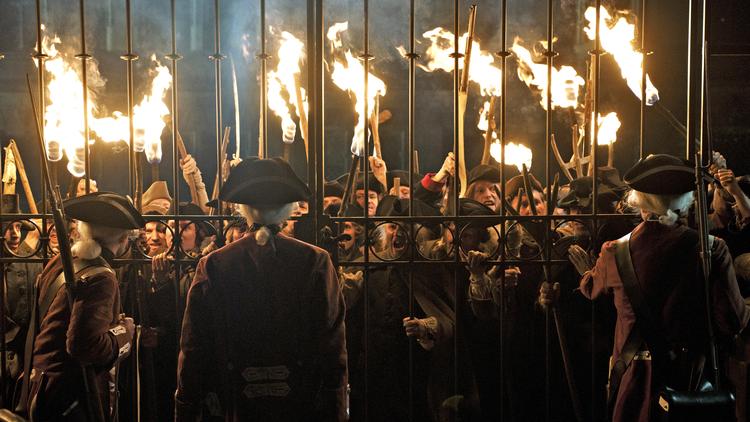 kongespil. Christian VII's sammensatte sind doseres knivskarpt af Mikkel Boe Følsgaard, mens Alicia Vikander indfanger Caroline Matildes karakter med samme præcision. Og Mads Mikkelsens Struensee er en af hans bedste præstationer til dato. 