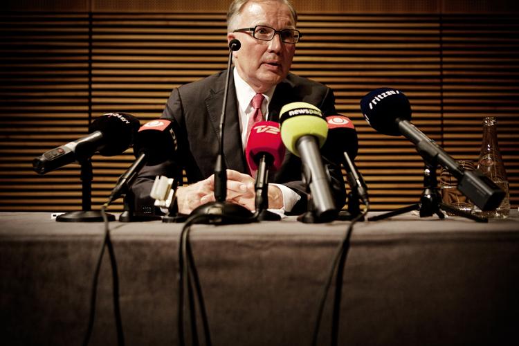 Kritik. Fritz Schur bør ikke længere være formand for  Dongs bestyrelses, mener tidligere energiminister og EU-kommissær, Poul Nielson. 