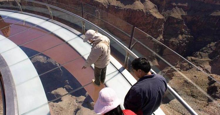 UDSIGT. Grand Canyon kræver årligt dødsofre. Her er vi på udsigtsplatformen Skywalk, hvofra man kan kigge ned til bunden af slugten. 