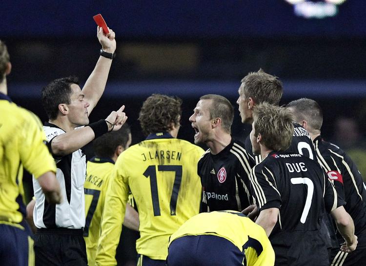 Rødt. Michael Tykgaard, der her udviser en AaB-spiller mod Brøndby, hører til blandt de mere milde dommere i Superligaen, hvor han i gennemsnit uddeler mindre end tre kort per kamp. 