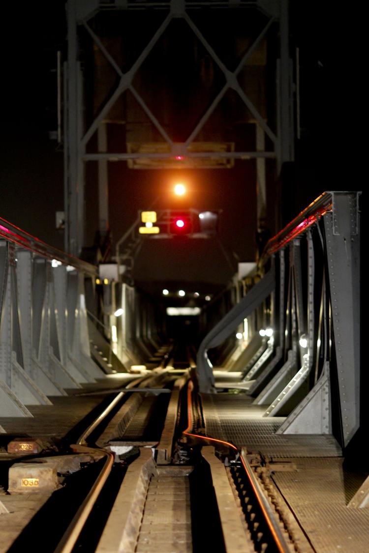 Påsejling. Et finsk containerskib bragede ind i Limfjordsbroen sent i aftes. Var påsejlingen sket et mit tidligere, kunne det have forårsaget en alvorlig katastrofe. 