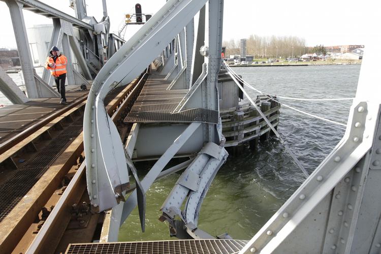 Ulykke. Et finsk containerskib slog et slemt hak i jernbanebroen over Limfjorden. Nu må nordjyske togrejsende finde sig i forsinkelser for at krydse fjorden. 