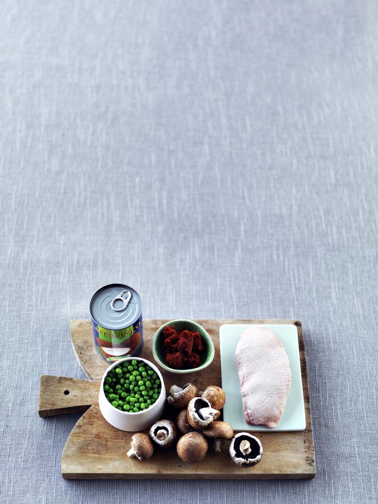 Med kogebogen 'Helt enkelt - Mad med 5 ingredienser' inspirerer Carsten Kyster til nemmere madlavning, som stadig får tænderne til at løbe i vand. 