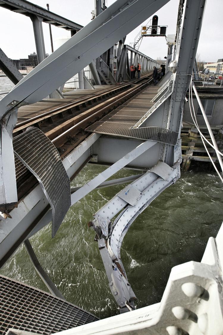 Kollission. Et 75 meter langt finsk containerskib har forvoldt omfattende skader på jernbanebroen over Limfjorden. 
