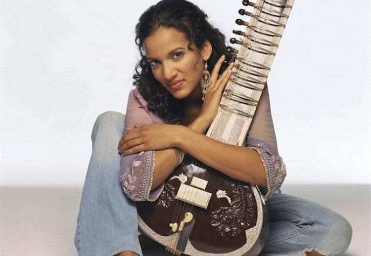 Sitar-fænomen. Anoushka Shankar er datter af legendariske Ravi Shankar og har optrædt sammen med bl.a. Peter Gabriel, Elton John og Madonna. Nu kommer hun til Danmark. 