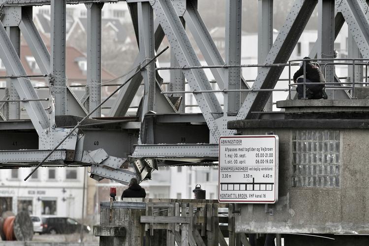 Totalskadet. Om tre uger vil broen kunne hæves igen, så passagen bliver farbar for erhvervs- og lystsejlads. 