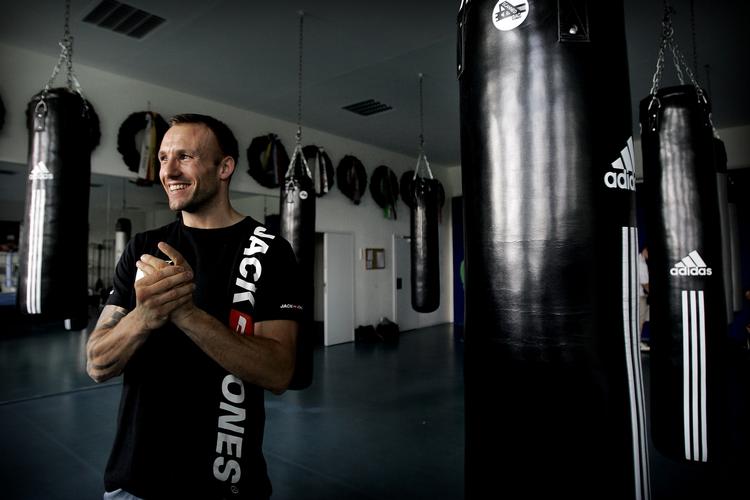 Skade. En problemfyldt finger har tvunget bokseren Mikkel Kessler til at udsætte og aflyse en kamp. 