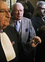 Racisme. Parfumeproducenten Jean-Paul Guerlain (i midten) er blevet idømt en bøde på godt 70.000 kroner for en racistisk bemærkning på tv. 