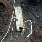 AFFYRINGSRAMPE. Trods massiv international fordømmelse holder Nordkorea fast i planerne om at affyre en langdistance raket. Her ses den affyringsrampe, der skal sende raketten til vejrs. 