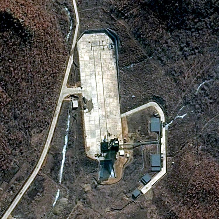 AFFYRINGSRAMPE. Trods massiv international fordømmelse holder Nordkorea fast i planerne om at affyre en langdistance raket. Her ses den affyringsrampe, der skal sende raketten til vejrs. 