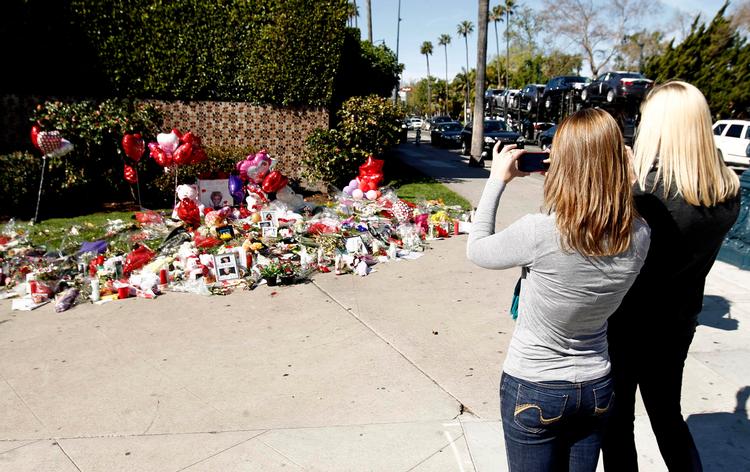 Dødsturisme. Beverly Hilton Hotel, hvor sangerinden Whitney Houston døde i et badekar tidligere i år, er blevet et mål for turister. Foto: Matt Sayles/AP 