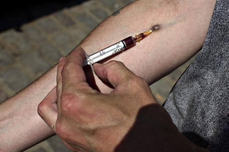 Narko. »Jeg anerkender, at der naturligvis kan opstå skadevirkninger ved brug af narkotika. Jeg står til gengæld fast på, at jeg aldrig vil have retten til at fratage andre muligheden for at træffe et valg for sig selv«, skriver Rasmus Brygger. 