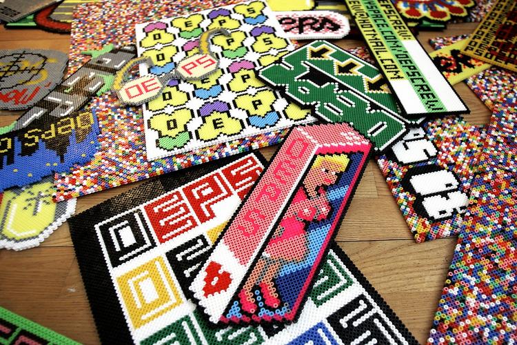 OEPS. Sammen med perlepigerne Oeps Crew har DR's kunstklub bedt danskerne om at lave deres egen perleplade, placere den et sted i det offentlige rum, dokumentere den via et foto og så forlade den igen. 