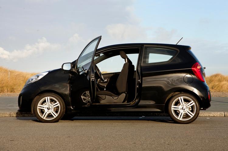 Mere skrabet. De billigste versioner af Kia Picanto har ligesom VW Up ikke inderskærme ved baghjulene.  Foto: Sara Galbiati 