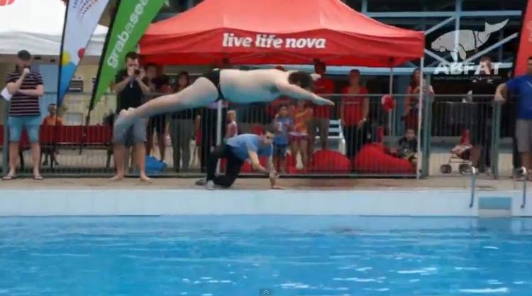 Helte. Hele maveplaskerkonkurrencen bliver rundet af med en sand mester, der overrasker alle med en back flip-plasker. De fleste deltagere har da også lidt ekstra mavefedt at tage fra med. 